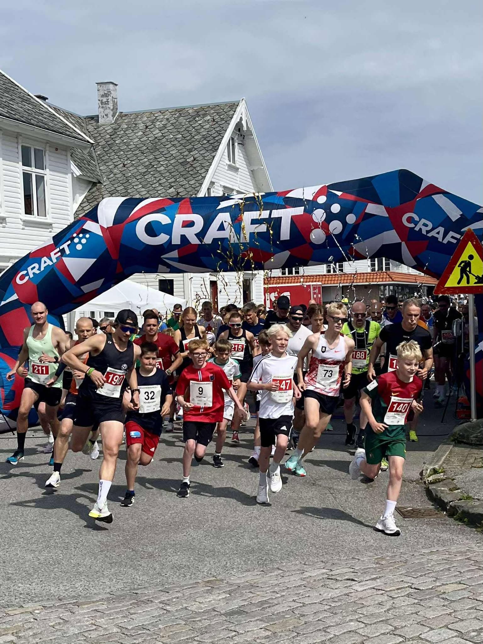 Barn og voksne klare ved startlinjen — Havnasprinten