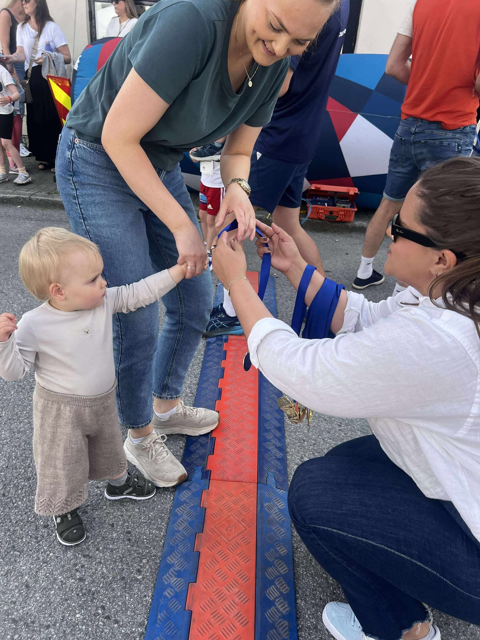 Liten deltaker får medalje — folkefest for alle aldre