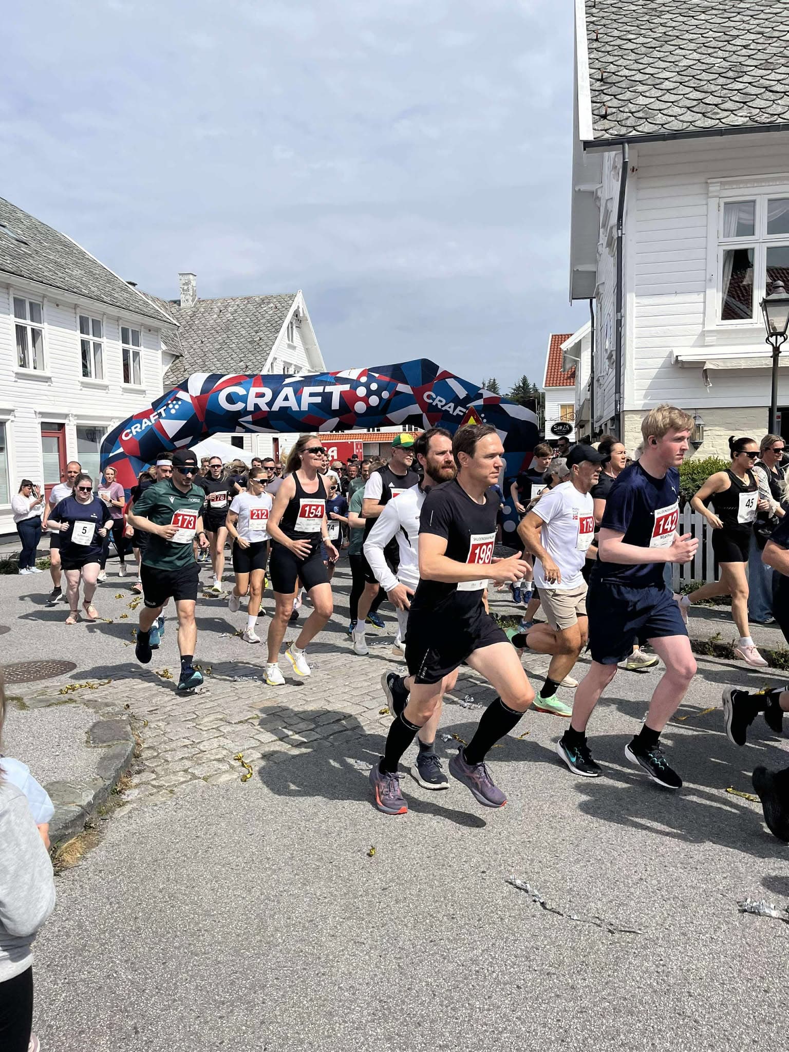 Løpere i full fart gjennom gatene i Gamle Skudeneshavn