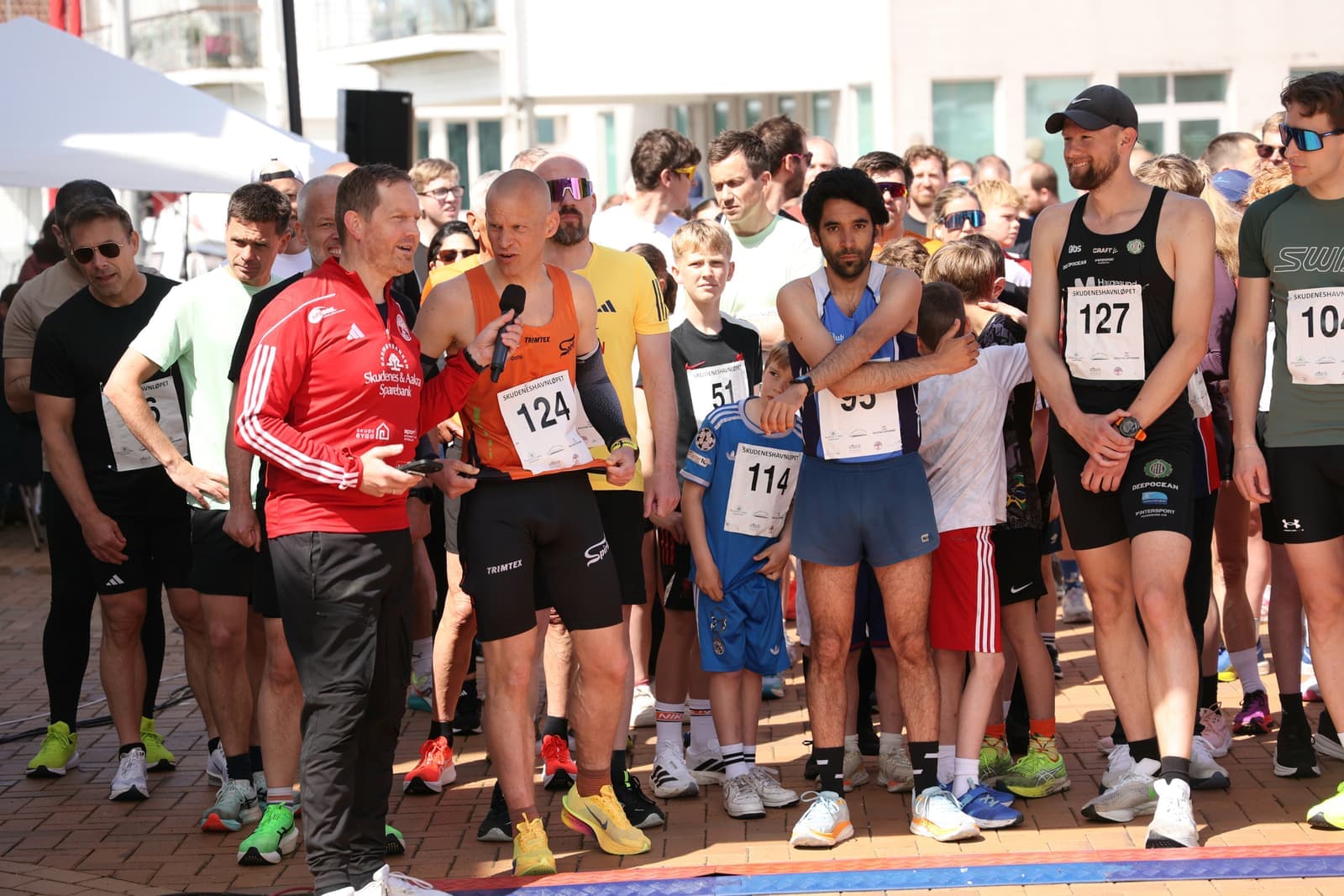 Startfeltet på 5 km samlet ved Torget — folkefest i Skudeneshavn 2026