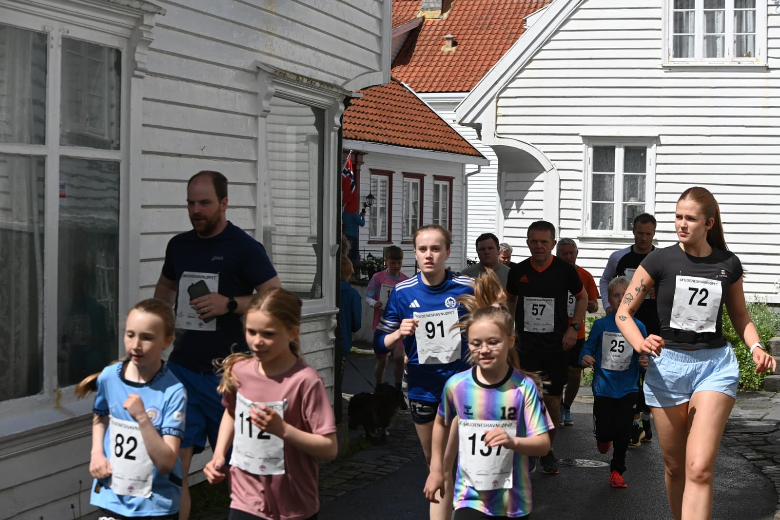 Store og små løper sammen gjennom gatene — folkefest for alle aldre
