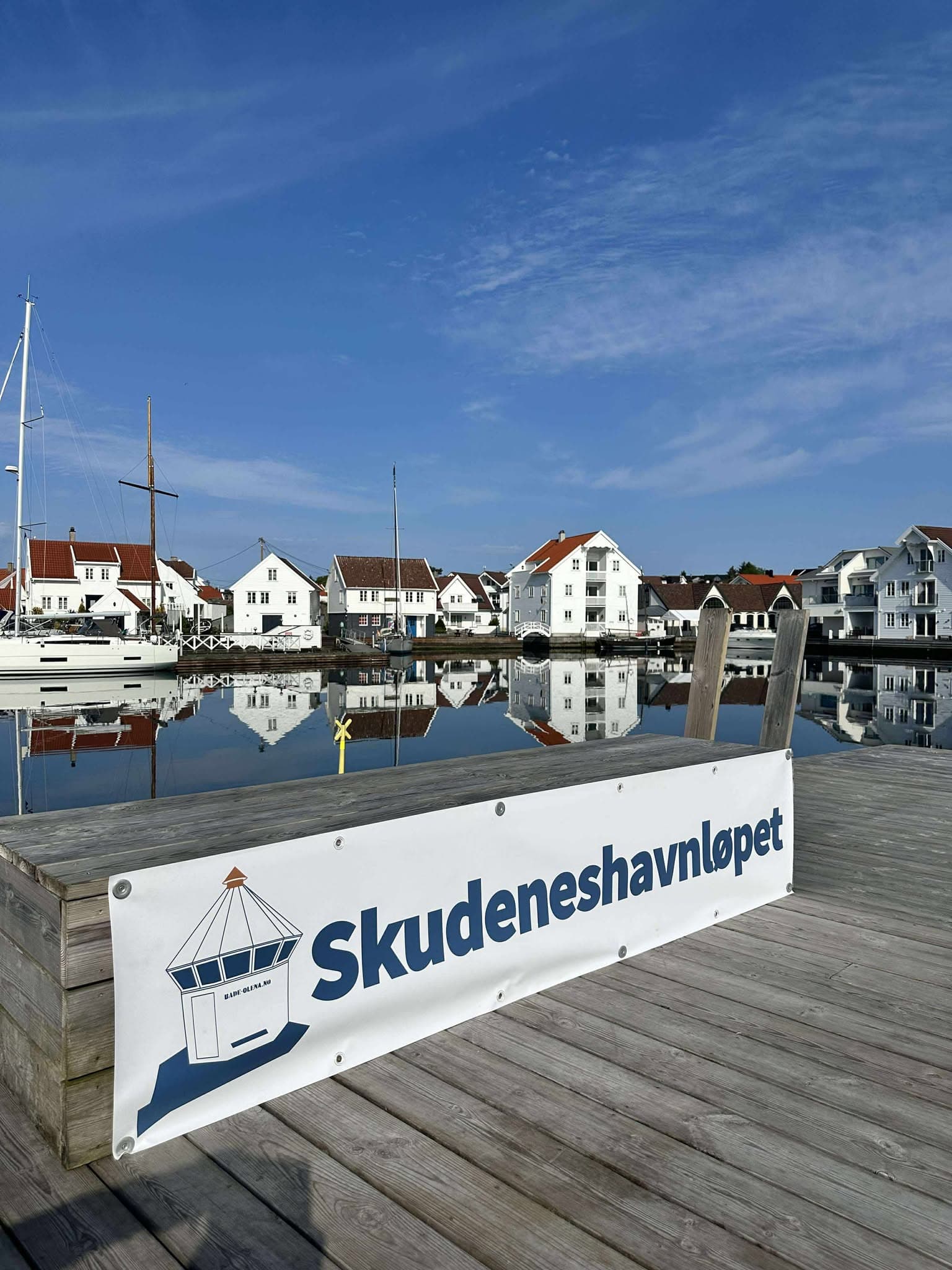 Løpere passerer Bade-Olena på bryggen i Skudeneshavn